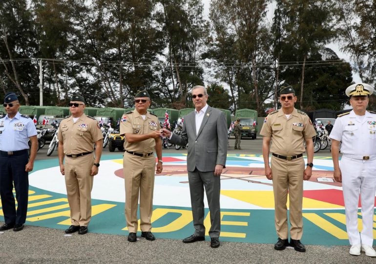 Presidente Abinader entrega 183 vehículos para fortalecer operatividad del Ejército, Armada, Fuerza Aérea y cuerpos especializados de defensa y seguridad nacional