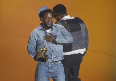 Kendrick Lamar honra a las víctimas de los incendios con su Grammy a grabación del año