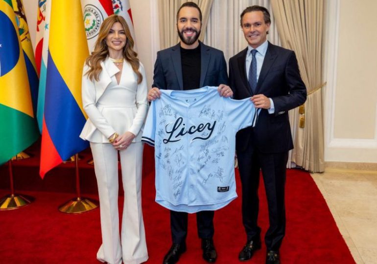 Presidente Nayib Bukele recibe chaqueta de los Tigres del Licey