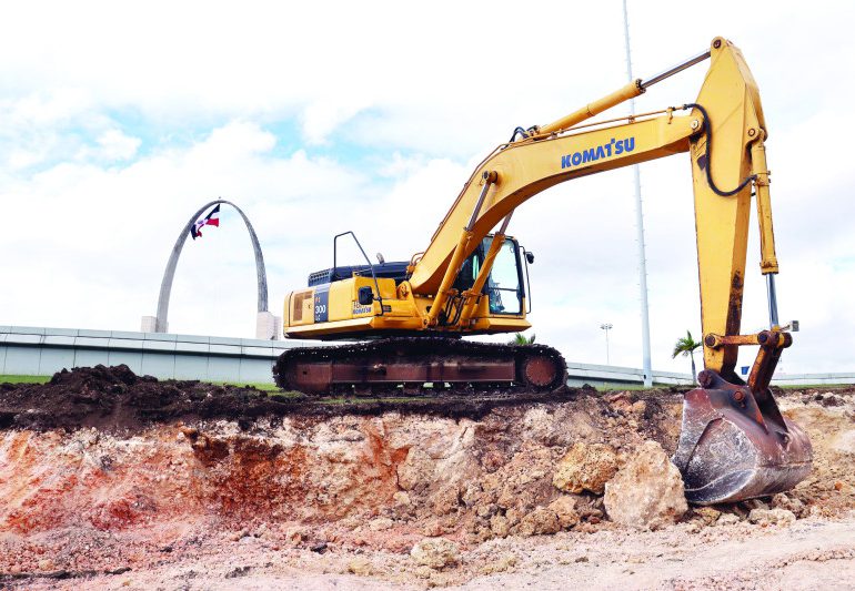 Obras Públicas inicia túneles en Plaza de la Bandera; trabajos provocan largos taponamientos