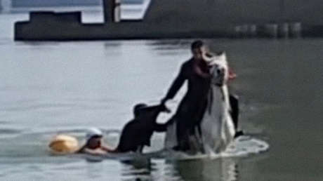 Hombre montado en caballo blanco salva a otro de ahogarse en China