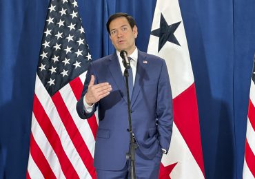 Rubio supervisa en Panamá vuelo de deportación de 43 migrantes colombianos pagado por EEUU