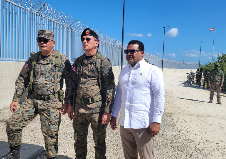 Diputado Tony Bengoa inspecciona junto al Ministro de Defensa muro fronterizo