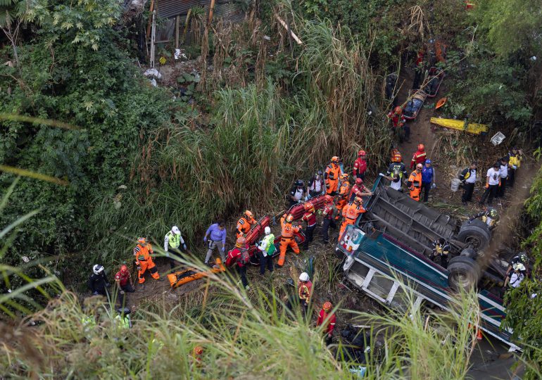 Aumentan a más de 40 los fallecidos en accidente de bus que cayó de un puente en Guatemala