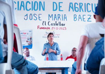 Gobernadora Severina Gil se reúne con agricultores de Dajabón