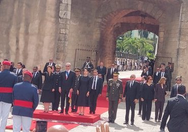 Abinader deposita ofrenda floral en el Altar de la Patria