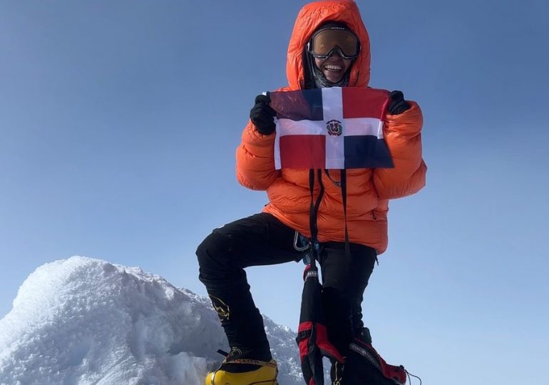 Bandera Nacional a punto de ser colocada por primera vez en el Polo Norte por un dominicano esquiando hasta el grado 90