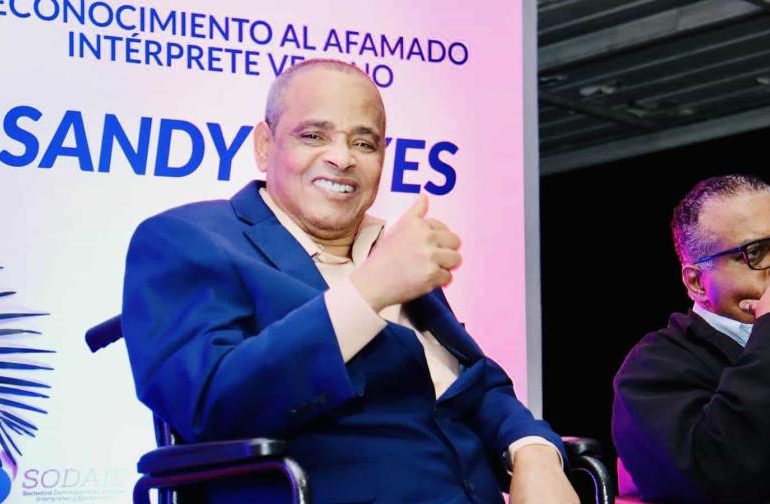 La ONDA y Sgacedom, SODAIE y Egecam reconocen en La Vega al cantante Sandy Reyes