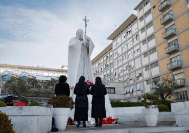 El papa pasó una noche tranquila y descansó tras su crisis respiratoria