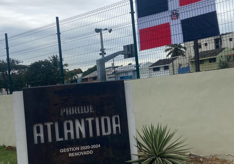 Alcaldesa Carolina Mejía coloca bandera nacional en parques y plazas en conmemoración del Mes de la Patria