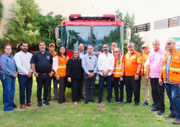 Defensa Civil entrega camión de bomberos, ambulancia y camioneta a Tireo, La Vega