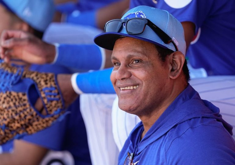 Sammy Sosa uniformado visita dugout de los Cubs de Chicago en los entrenamientos