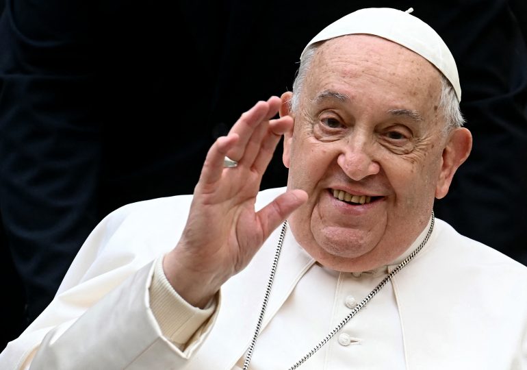 El papa Francisco, hospitalizado, presenta "un cuadro clínico complejo", según el Vaticano