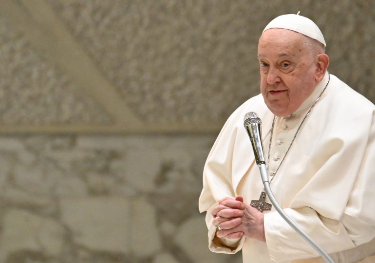 El papa Francisco, aún en "estado crítico", pasó una "buena noche"