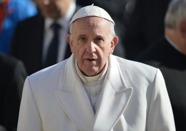 El papa Francisco, que sigue en estado "crítico", pasó "una noche tranquila"