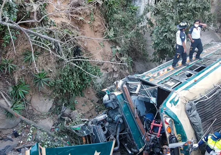 Al menos 30 muertos tras caer autobús desde un puente en Guatemala