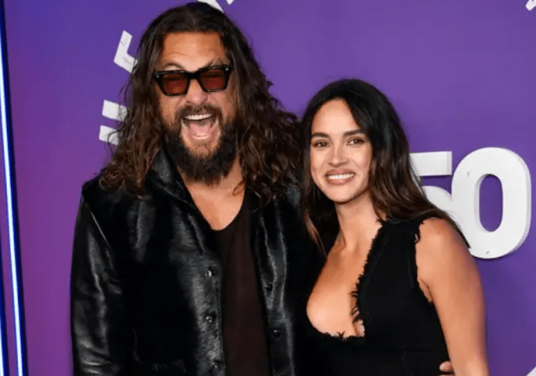 Jason Momoa y Adria Arjona debutan como pareja en la alfombra roja de SNL 50