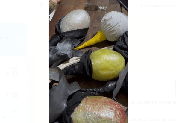 Policía incauta vejigas de diablos cojuelos con piedras y pelota de béisbol en Carnaval de Constanza