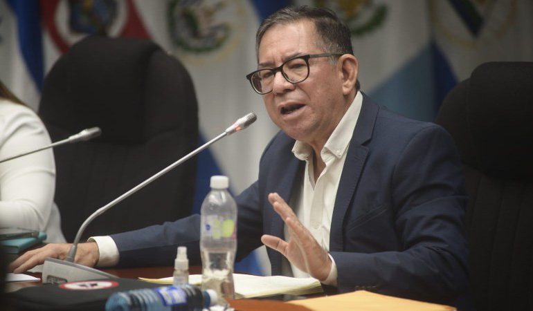 Detienen a expresidente de Tribunal Electoral salvadoreño acusado de corrupción