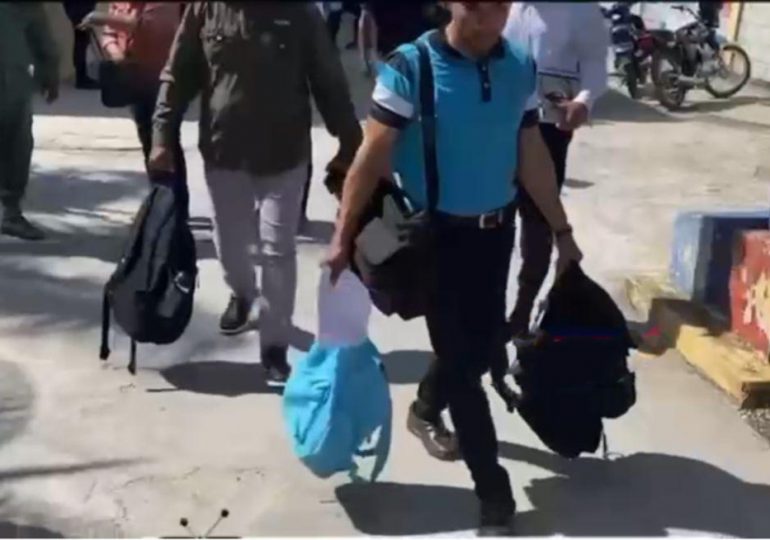 Confiscan mochilas en escuela con sospechas de contener pesticida