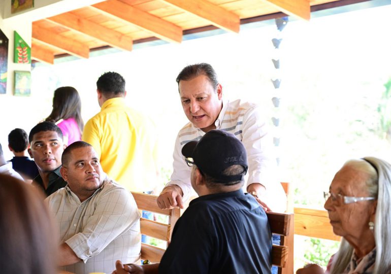 Abel Martínez participa en almuerzo con dirigentes y simpatizantes en Yaguate