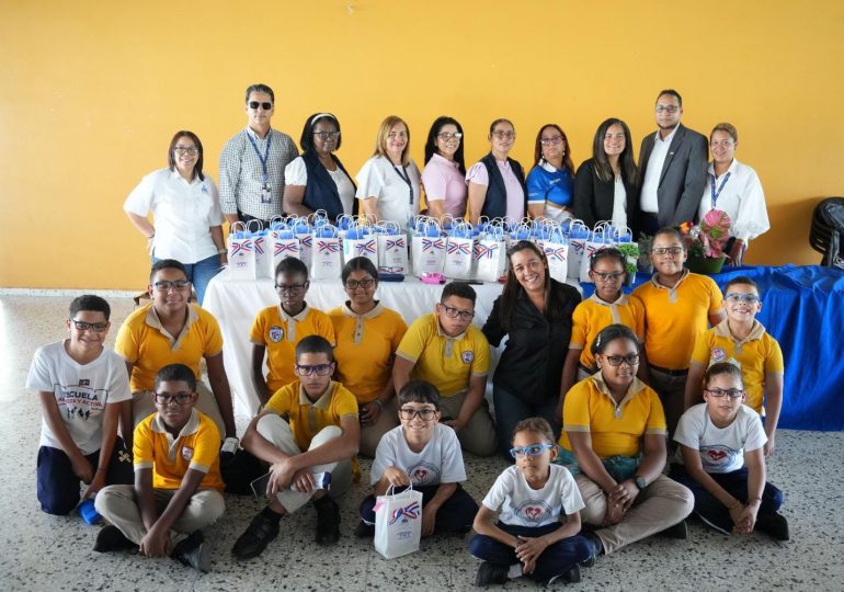 Estudiantes con afecciones visuales mejoran su aprendizaje gracias a la entrega gratuita de lentes del INABIE