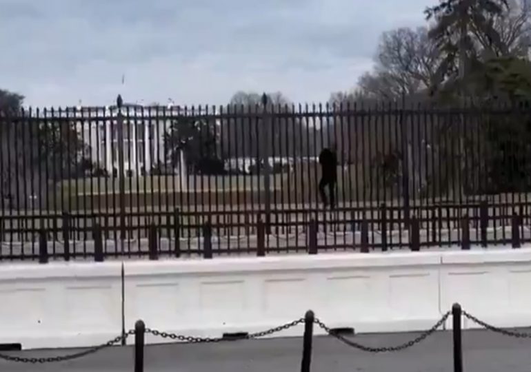 Video: Detienen a un hombre escalando la valla de la Casa Blanca