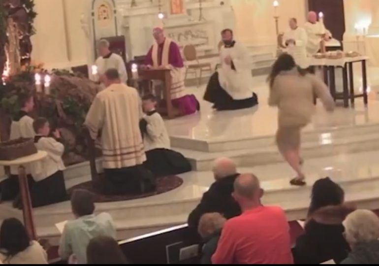 Video: Hombre ataca a un sacerdote en plena misa