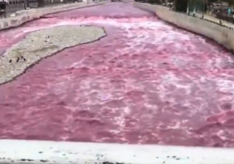 Video: Preocupación y sorpresa genera el color rojo de las aguas del Río Rímac en Perú