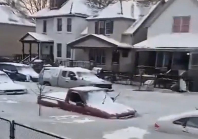 Video: Inundaciones en calles de Detroit dejan decenas de vehículos atrapados en aguas congeladas