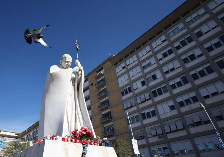 El papa está estable y sigue con el tratamiento en su tercer día en el hospital