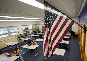 Escuelas de Denver demandan a Inmigración para alejar a sus agentes de las aulas