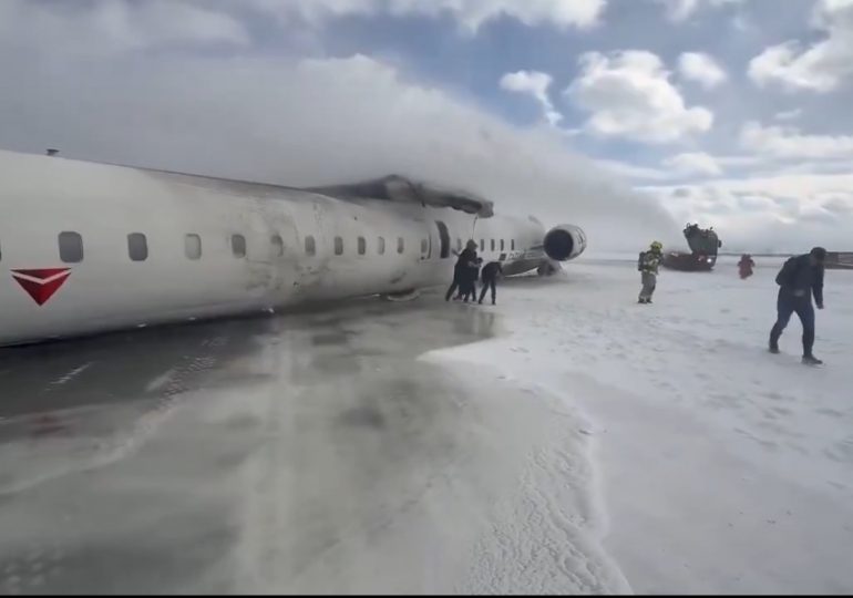 Un avión de pasajeros de Delta sufre un aparatoso accidente al aterrizar en Toronto