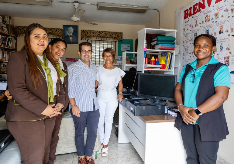 Hospiten dona ordenadores a la Escuela Los Manantiales para fortalecer su aula de informática