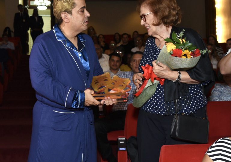 Realizan reconocimiento a la destacada actriz Josefina Gallart