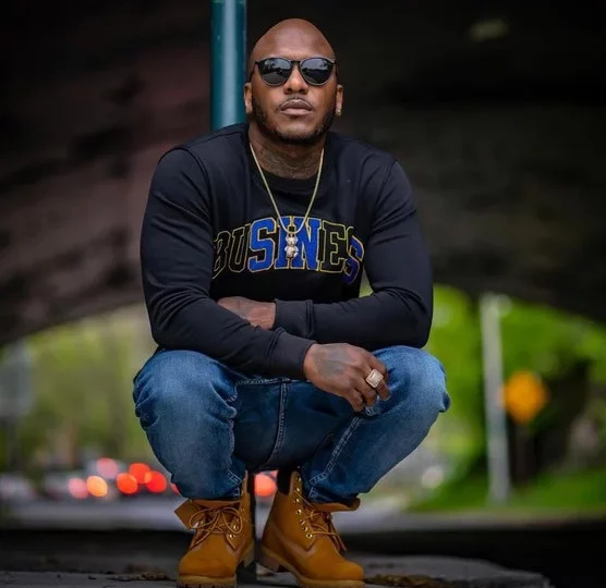 Sujeto Oro 24 supuestamente golpeó y amenazó a su pareja con un cuchillo