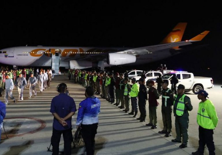 Llegan a Caracas 177 venezolanos deportados desde la Base Naval de Guantánamo