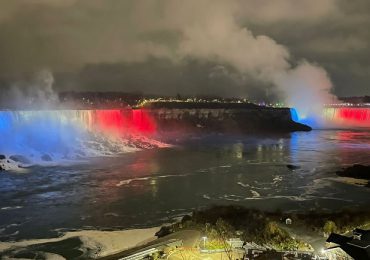 Las Cataratas del Niágara se iluminan para celebrar el 181 Aniversario de la Independencia Dominicana