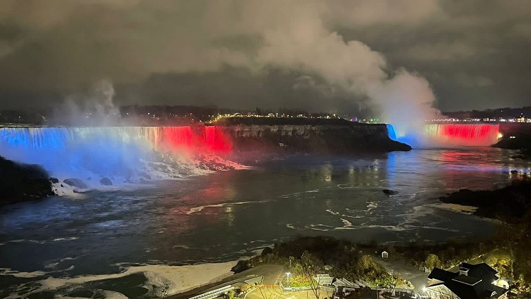 Las Cataratas del Niágara se iluminan para celebrar el 181 Aniversario de la Independencia Dominicana