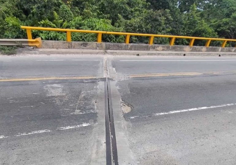 Obras Públicas interviene puente de Autopista de Samaná con Carretera Mella