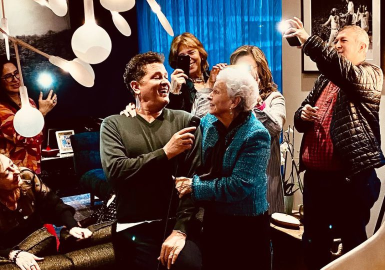 Carlos Vives celebra con emoción los 90 años de su madre