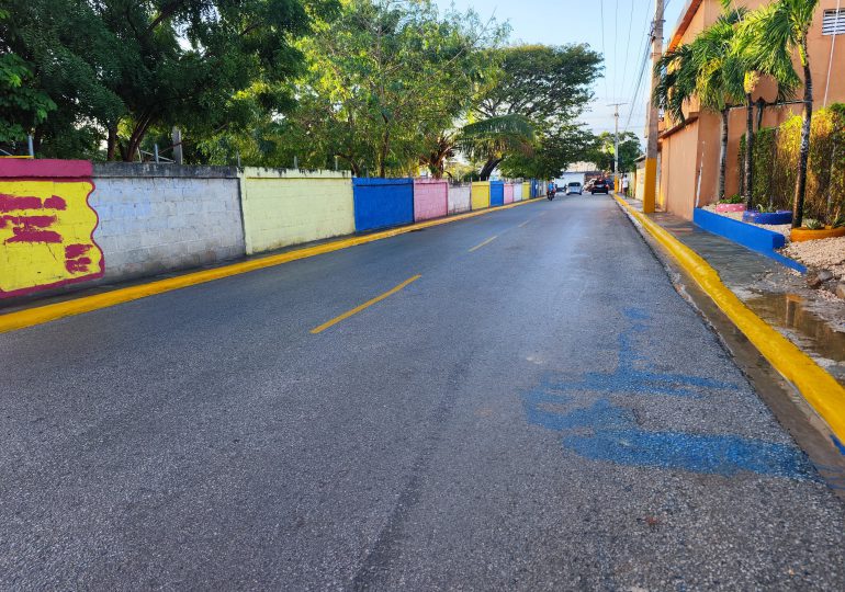 Alcaldía de Villa Hermosa y el alcalde Eduardo Familia eliminan vertedero en la calle Enma Balaguer y transforman el espacio en un jardín