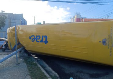 Autobús de TRAE se accidenta en la avenida Independencia; no transportaba niños