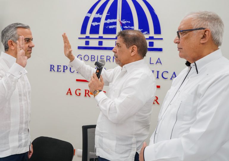 Juramentan a Iván Hernández Guzmán como director de Intabaco