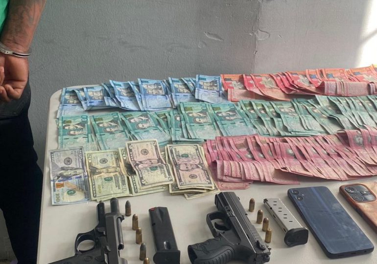 Policia Nacional captura en Baní hombre con armas ilegales y dinero en efectivo durante allanamiento