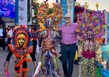 Santiago vibra con el inicio de su carnaval: un desfile de cultura, familia y diversión