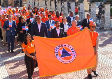 Juan Salas y su equipo Defensa Civil honran a la Patria con ofrenda floral