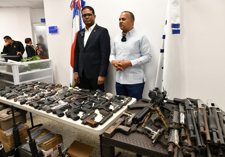 Interior y Policía recibe 94 armas de fuego entregadas por Fiscalía de SDO, eran cuerpo de delito