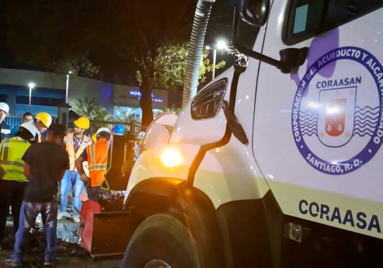 Coraasan interviene línea de aguas residuales en calle Sabana Larga esq. José María Cabral y Báez