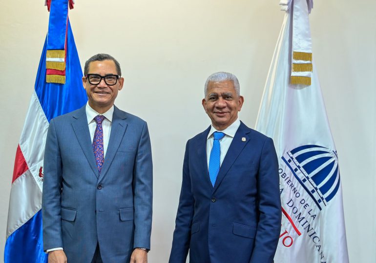 Presidente del Senado visita al ministro de Trabajo Eddy Olivares